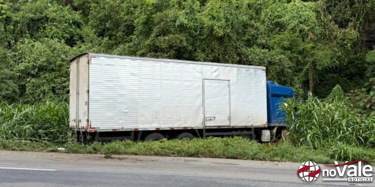 Colisão entre caminhões mobiliza Bombeiros na BR-282 em Joaçaba; motorista evita choque frontal