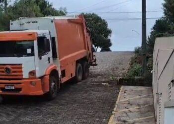 Moradores de condomínio questionam acesso e condições de caminhão de coleta de lixo no Loteamento Lar Imóveis