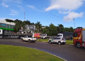 Engavetamento entre três caminhões deixa um ferido na BR-282 em Vargem Bonita