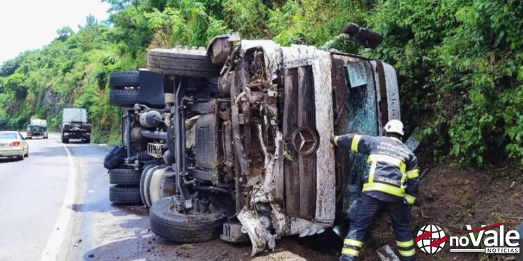 Caminhão sai de pista e atinge paredão de pedras na BR-153