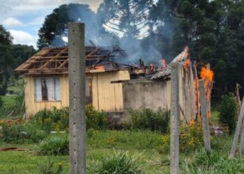 Incêndio: Proprietário ateia fogo em residência em Zortéa e dispensa serviço dos bombeiros