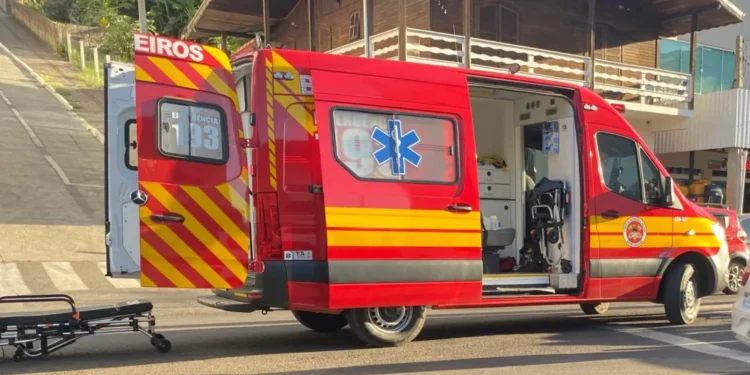 Colisão entre carro e moto deixa jovem ferido em Piratuba
