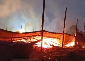 Incêndio de grandes proporções destrói fábrica de portas em Curitibanos