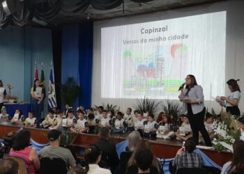 Escola Municipal Viver e Conhecer lança livro “Capinzal: Versos da Minha Cidade”