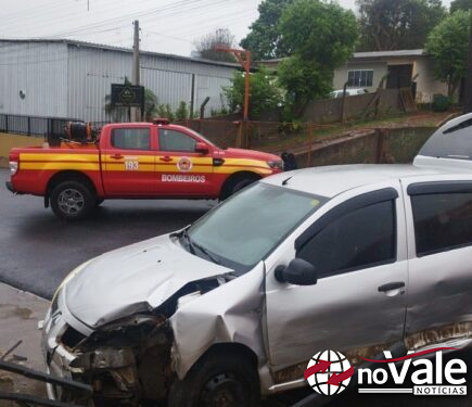 Mulher fica feria após colisão entre dois veículos em Campos Novos