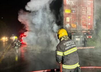 Princípio de incêndio atinge rodado de carreta carregada com baterias na BR-282, em Joaçaba