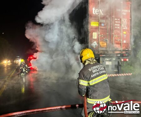 Princípio de incêndio atinge rodado de carreta carregada com baterias na BR-282, em Joaçaba