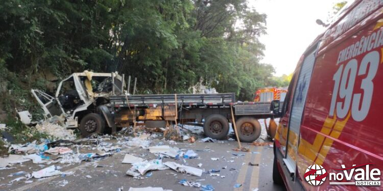 Caminhão sai da pista e motorista fica ferido na BR-282