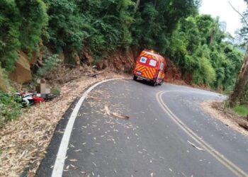 Motociclista é encontrado morto à beira de estrada no Oeste