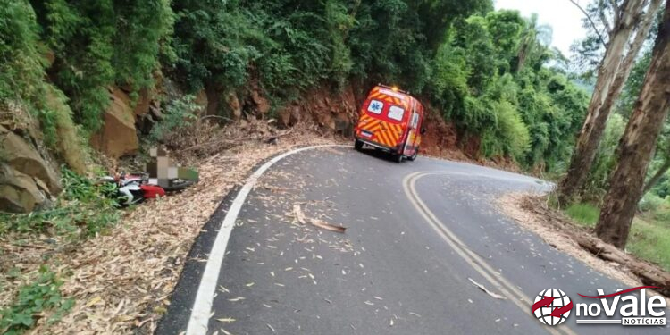 Motociclista é encontrado morto à beira de estrada no Oeste