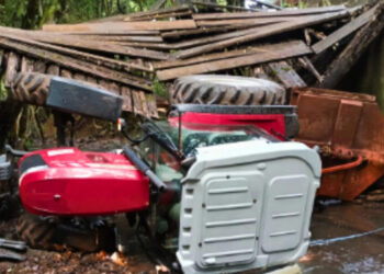 Trator cai em rio após ponte ceder em Ibiam