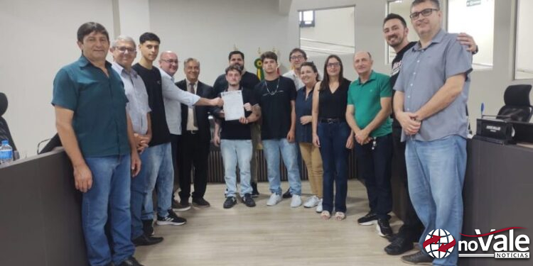 Vereadores homenageiam jovens que combateram incêndio em residência de Capinzal