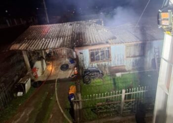 Incêndio atinge residência de madeira durante a madrugada em Monte Carlo