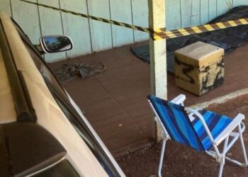 Homem é morto a tiros enquanto tomava chimarrão com esposa e vizinha na área de casa