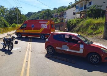 Motociclista fica ferido após colisão com carro no centro de Piratuba