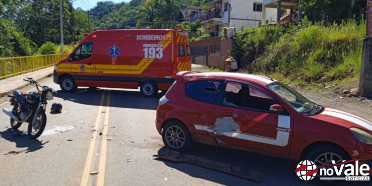 Motociclista fica ferido após colisão com carro no centro de Piratuba