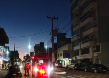 Motociclista fica ferida após colisão traseira no centro de Piratuba