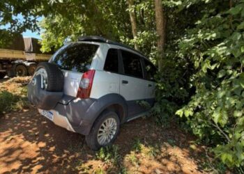 Saída de pista seguida de choque em árvore mobiliza Bombeiros de Catanduvas