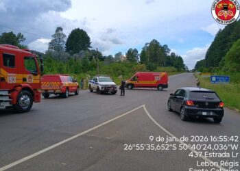 Dois jovens ficam feridos em colisão na SC-120, em Curitibanos