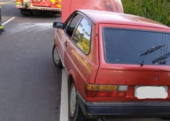 Populares controlam incêndio em carro até a chegada dos bombeiros em Piratuba