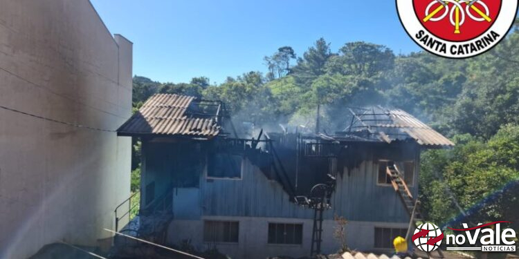 Incêndio atinge residência no bairro do soque em Tangará