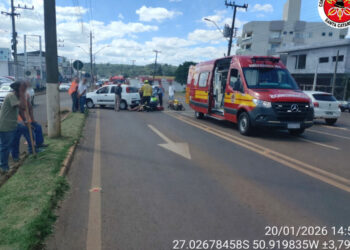 Colisão entre carro e motocicleta deixa motociclista ferido no centro de Fraiburgo