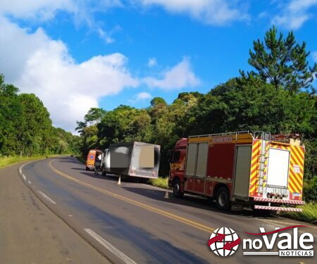 Colisão entre caminhões deixa duas pessoas feridas na BR-282