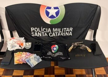 Polícia Militar conduz cinco pessoas por tráfico de drogas, posse irregular de arma de fogo, disparo de arma, lesão corporal e corrupção de menores em Concórdia