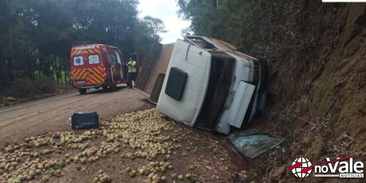 Caminhão tomba após falha nos freios no interior de Tangará