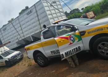 PMRv aborda carreta com máquina industrial e interrompe transporte na SC-390