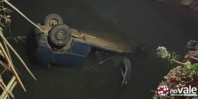 Veículo sai da pista e cai em riacho no interior de Ibicaré