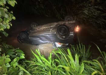 Motorista fica ferido após cair com o carro em córrego