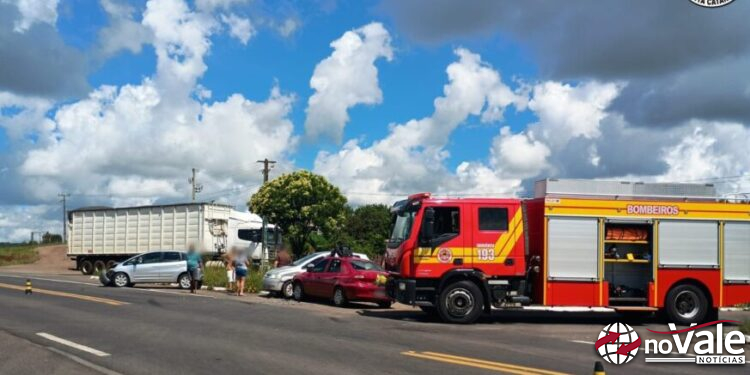 Acidente com três veículos deixa feridos na BR-470, em Campos Novos