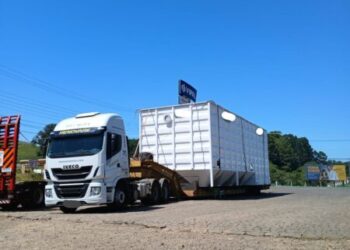 Carreta com excesso de altura fica retida pela polícia por falta de guias de transportes em Capinzal