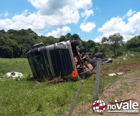 Saída de pista seguida de tombamento de carreta bitrem é atendida pelo Corpo de Bombeiros em Bom Jesus do Oeste