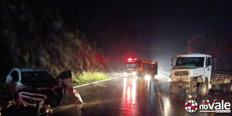 Colisão frontal entre carro e caminhão deixa ferido na BR-116