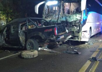 Acidente entre caminhonete e ônibus mata duas pessoas na BR-470