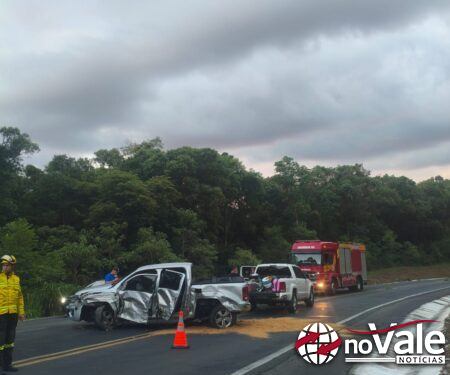 Colisão entre caminhão leiteiro e caminhonete argentina é registrada na BR-282 em Vargem Bonita
