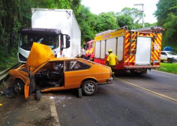 Motorista fica preso às ferragens em colisão entre carro e caminhão em Luzerna