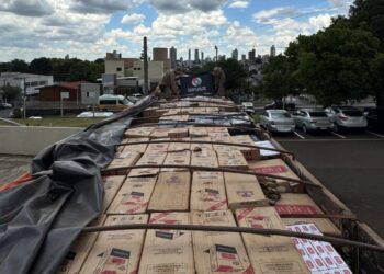 Carreta com cigarros e vinhos é apreendida no Oeste; carga passa de R$ 1 milhão