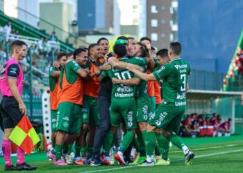 Chapecoense vence Joinville por 6 a 0 em partida na Arena Condá