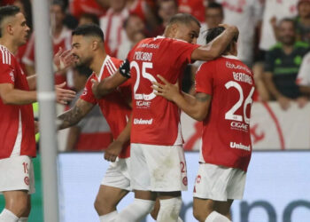 Internacional vence o Grêmio pelo Gauchão em clássico de seis gols