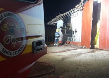 Incêndio em aviário mobiliza Corpo de Bombeiros no interior de Capinzal