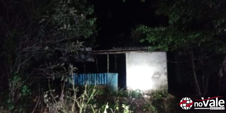 Incêndio destrói residência unifamiliar no Oeste