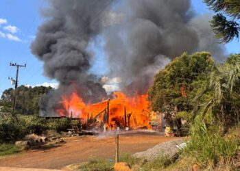 Incêndio destrói edificação mista no interior de Videira