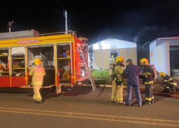 Bombeiros combatem incêndio em residência em Xanxerê