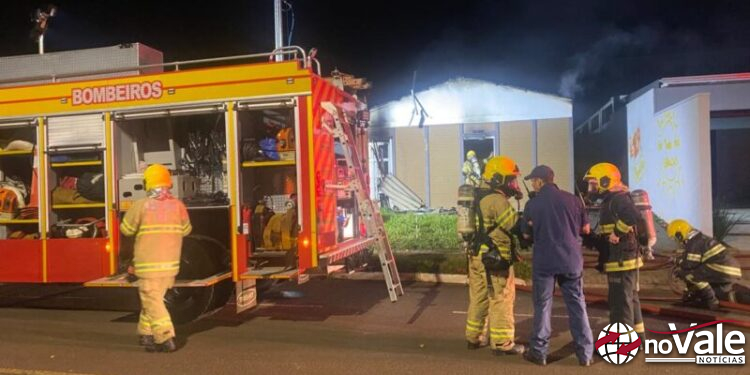 Bombeiros combatem incêndio em residência em Xanxerê