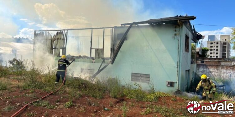 Incêndio de grandes proporções destrói residência em Xanxerê