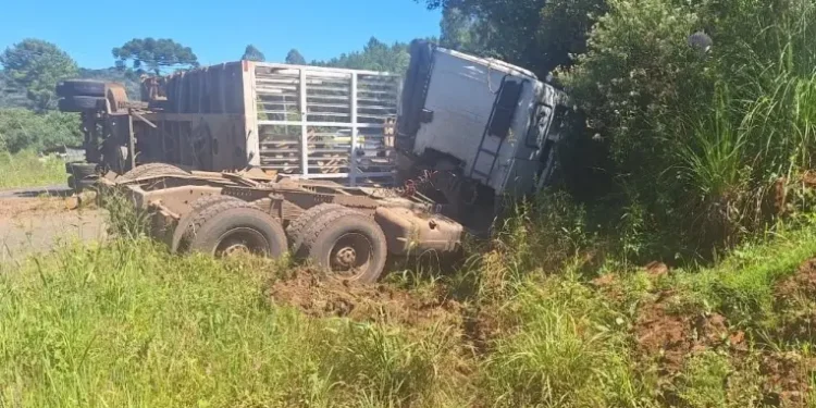 Falha mecânica provoca tombamento de carreta bitrem na SC-350