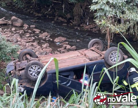 Carro cai em rio após saída de pista e motorista fica ferida em Concórdia